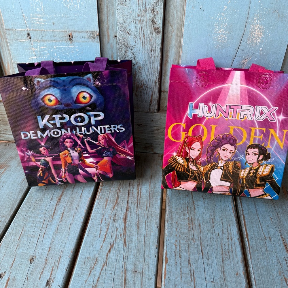 K-Pop Demon Hunters 2-Pack Reusable Bags Gift Bags NEW